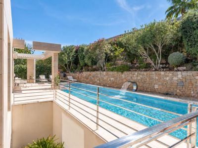 Piscine extérieure et terrasse