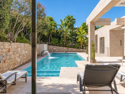 Piscine extérieure et terrasse