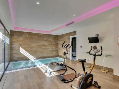 Salle de sport et piscine intérieure