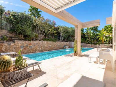 Piscine extérieure et terrasse