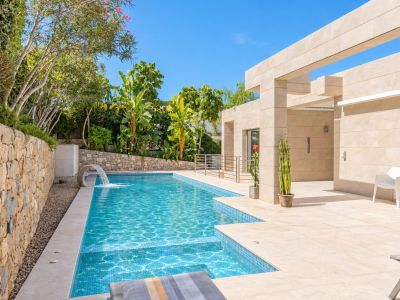 Piscine extérieure et terrasse
