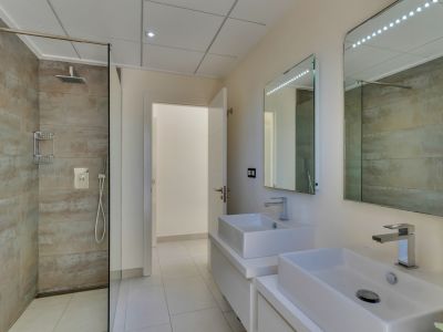 Salle de bains avec douche