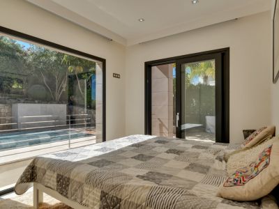 Chambre avec accès à la piscine