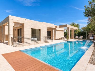 Piscine extérieure et terrasse