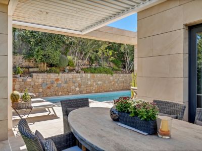 Terrasse couverte et piscine