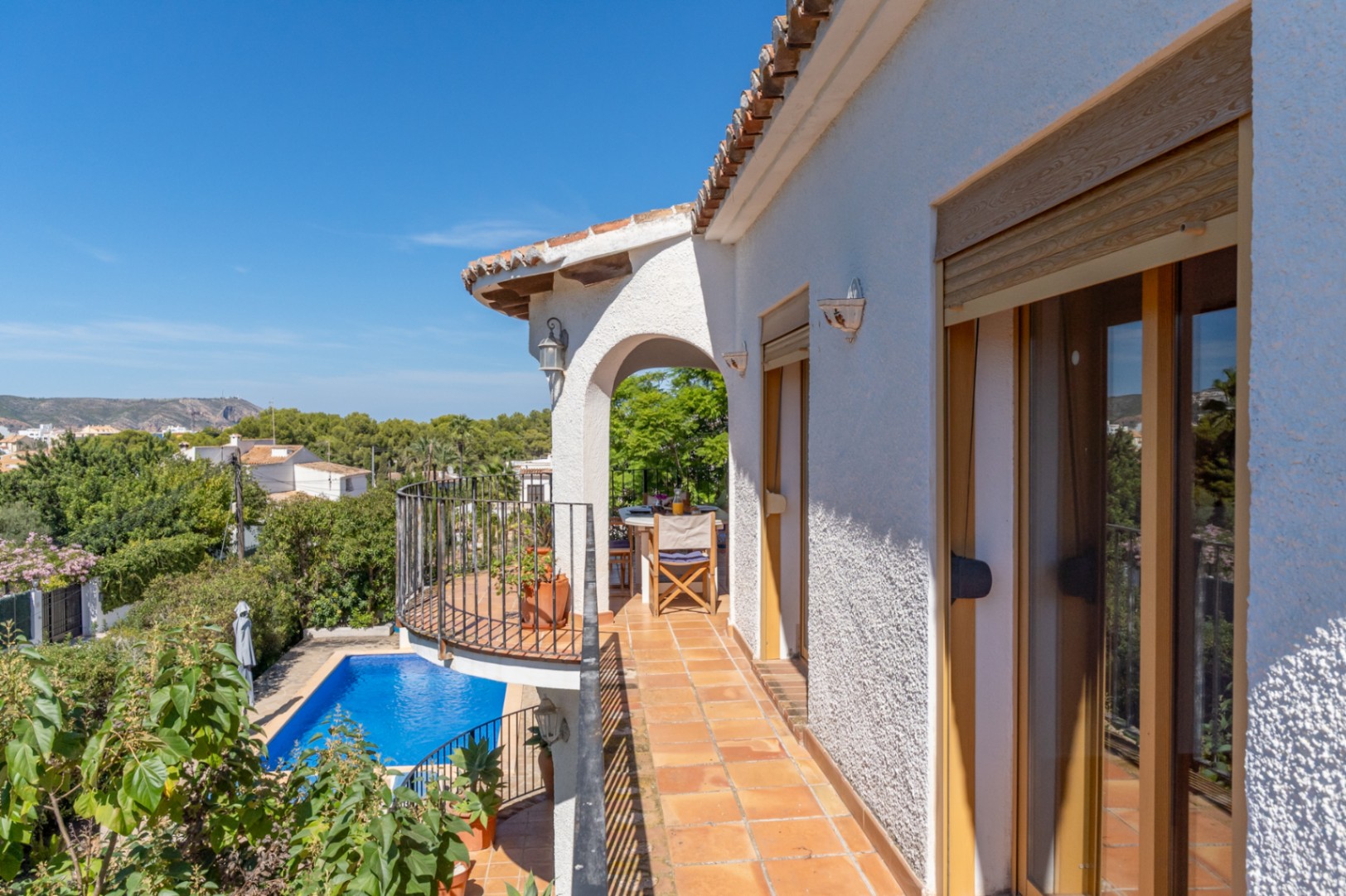 Terrasse supérieure avec vue sur piscine