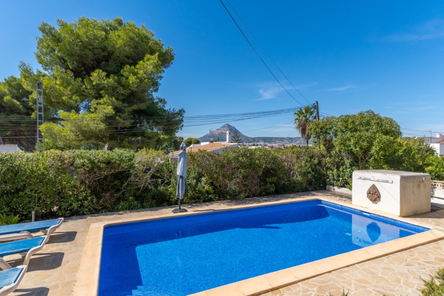 Piscine avec vue sur le Montgó