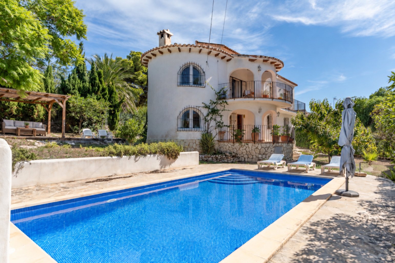 Piscine et extérieur de la maison