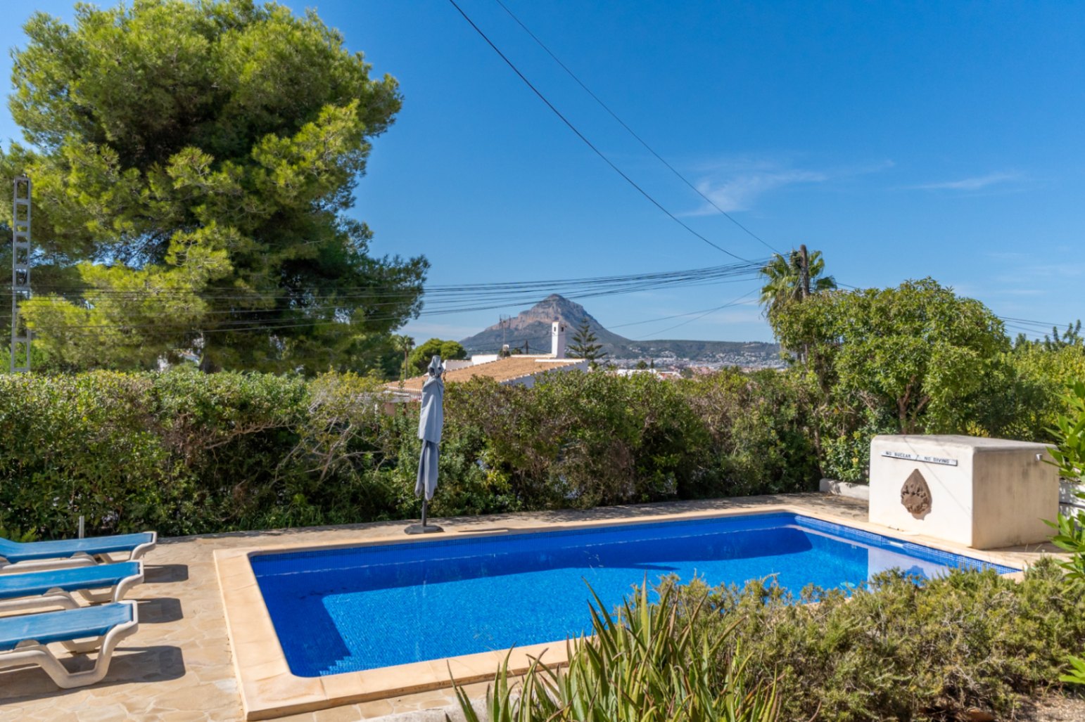 Piscine avec vue sur le Montgó