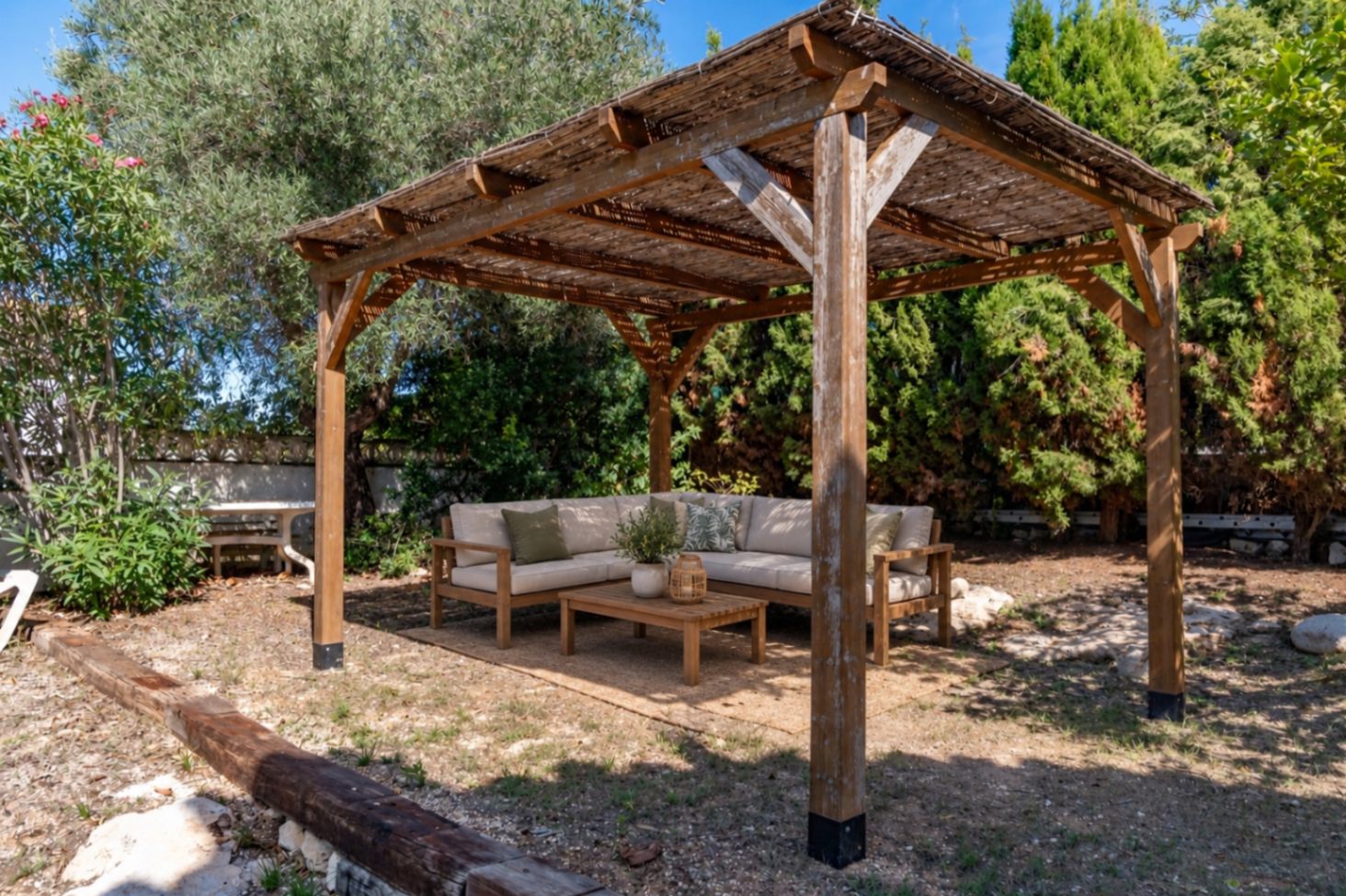 Pergola dans le jardin