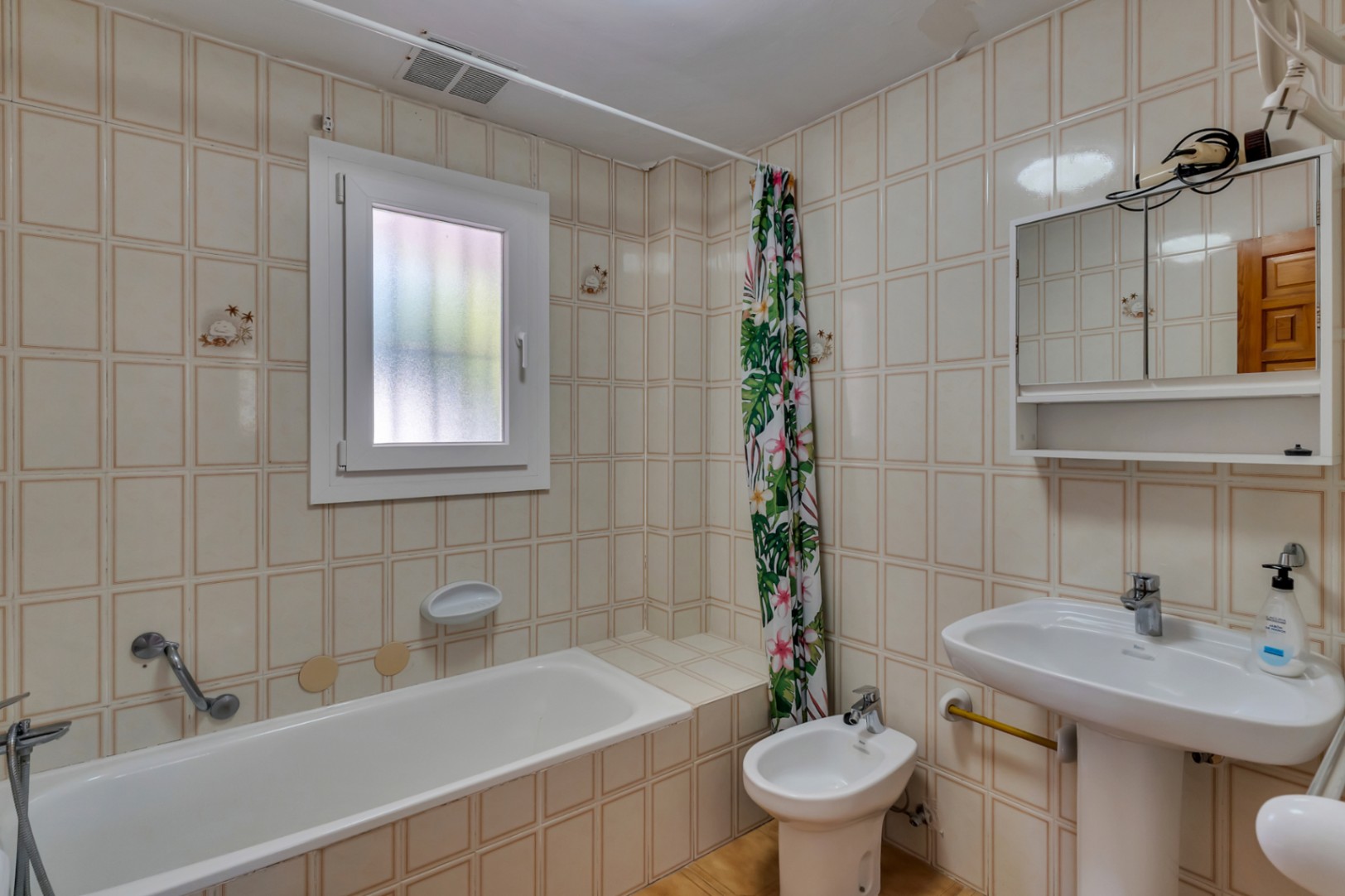Salle de bains avec baignoire
