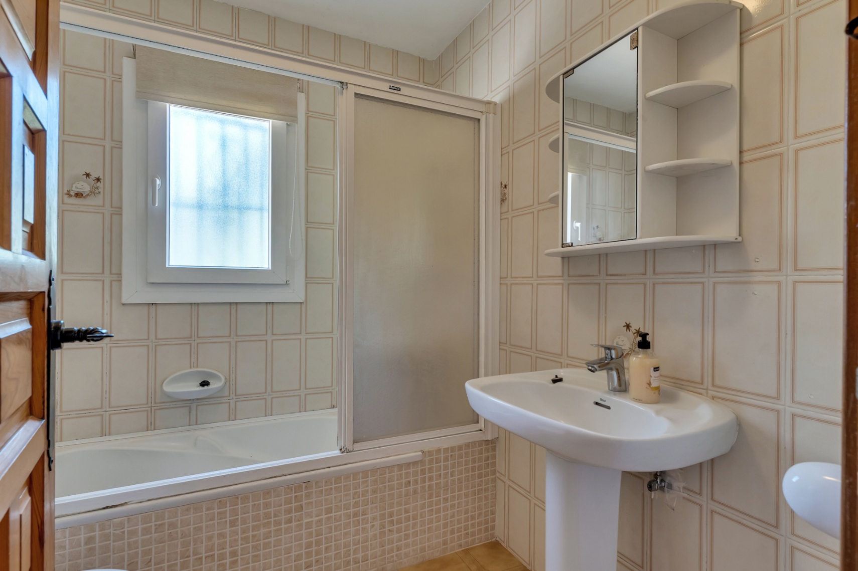 Salle de bains avec baignoire