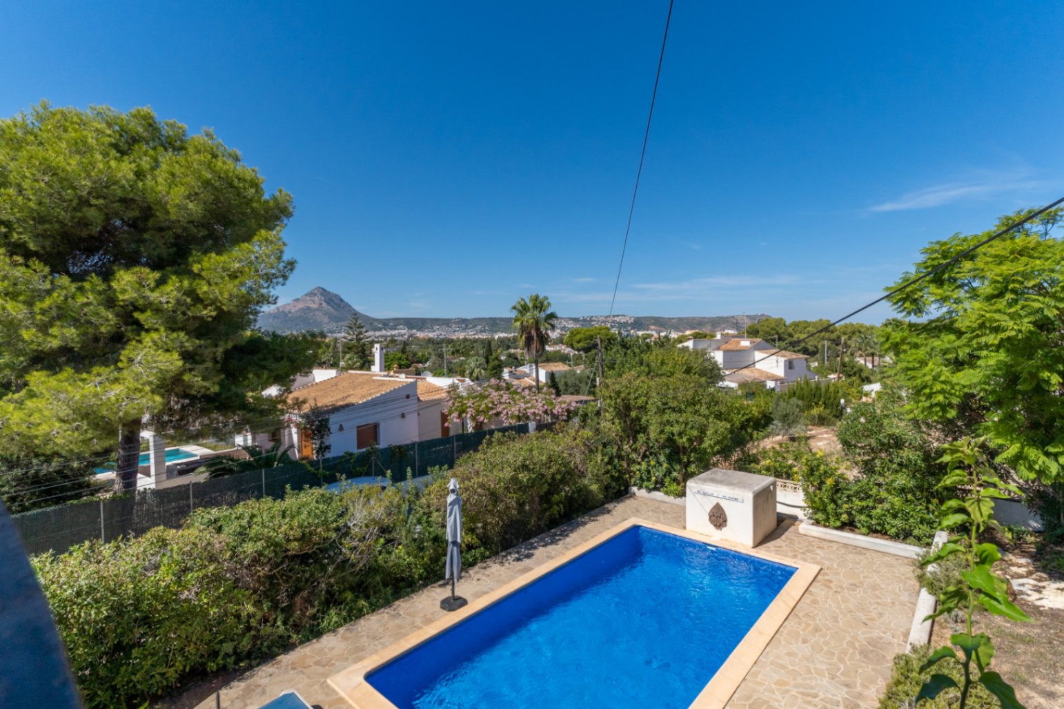 Piscine avec vue sur le Montgó