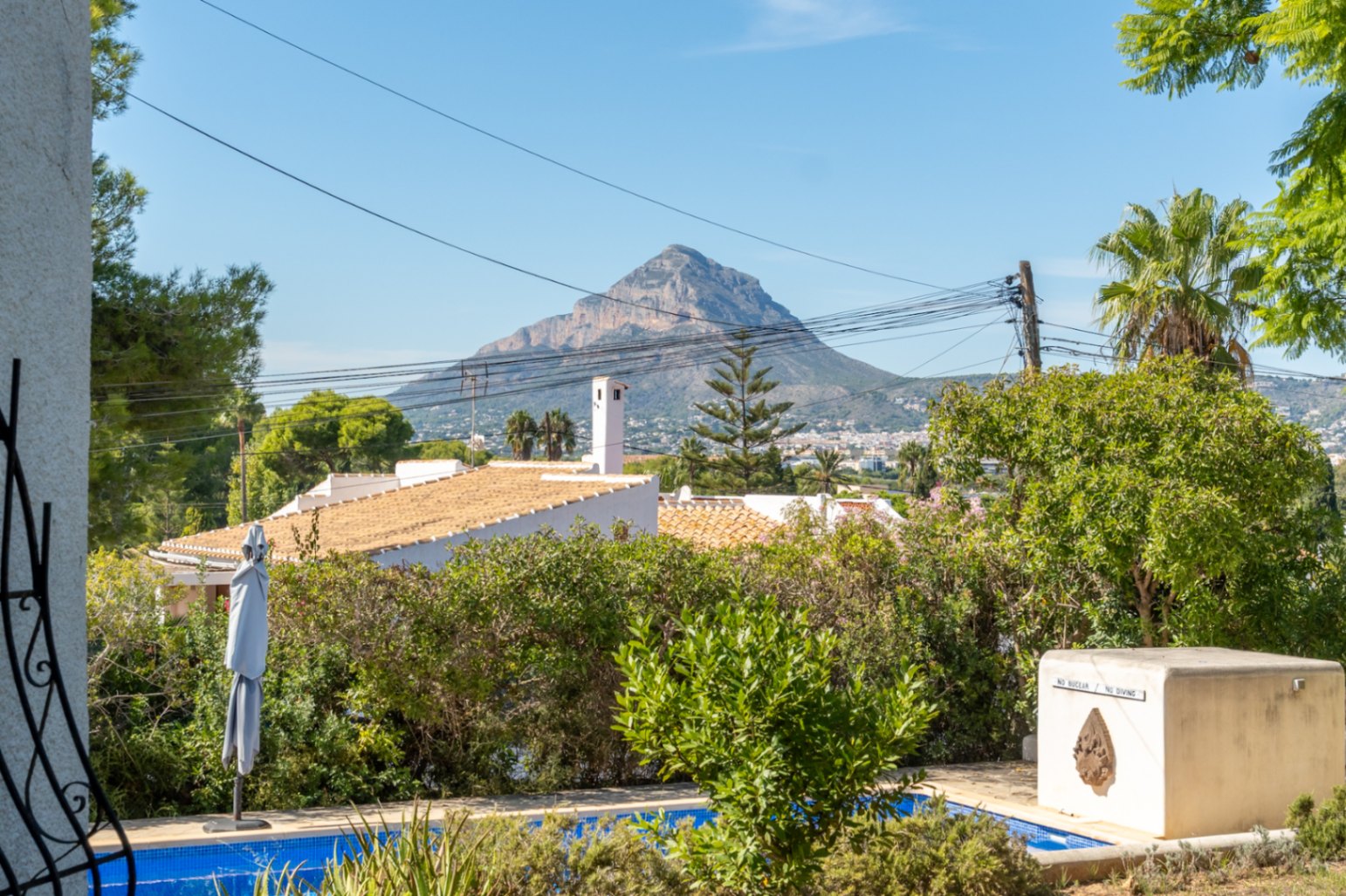 Vue sur le Montgó depuis la piscine