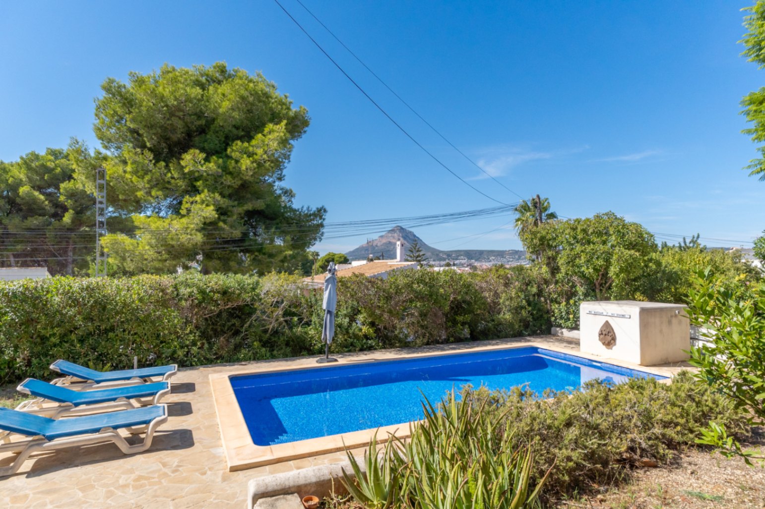 Piscine avec vue sur le Montgó