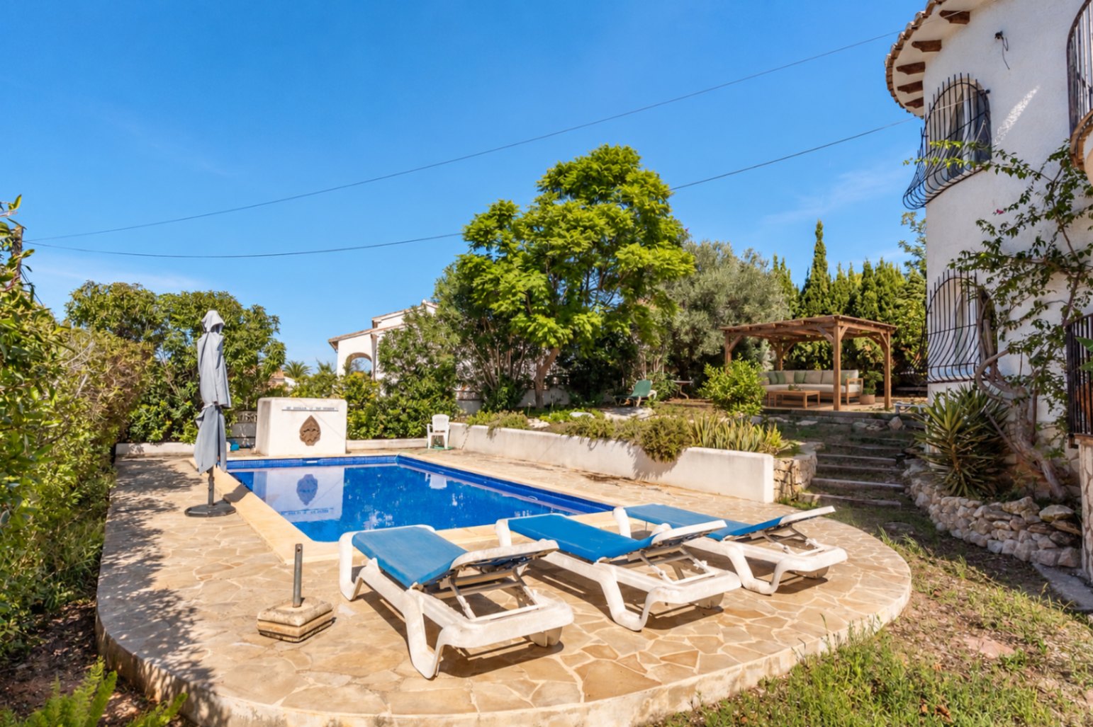 Piscine et jardin