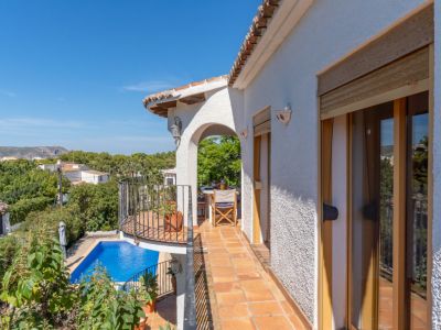 Terrasse supérieure avec vue sur piscine
