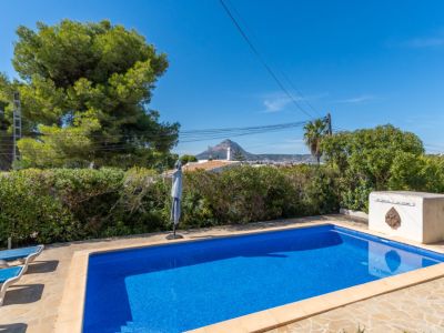 Piscine avec vue sur le Montgó