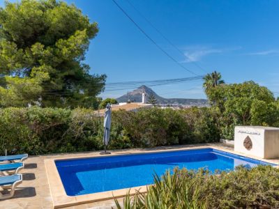 Piscine avec vue sur le Montgó