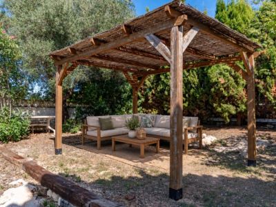 Pergola dans le jardin
