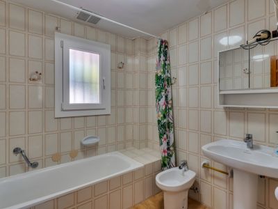 Salle de bains avec baignoire