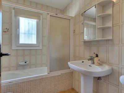 Salle de bains avec baignoire
