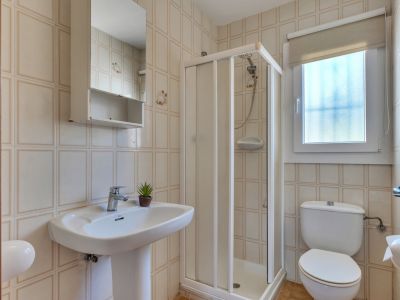 Salle de bains avec douche