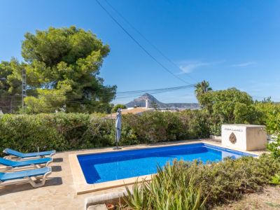 Piscine avec vue sur le Montgó