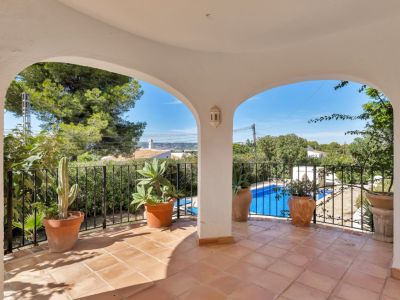 Terrasse couverte donnant sur la piscine