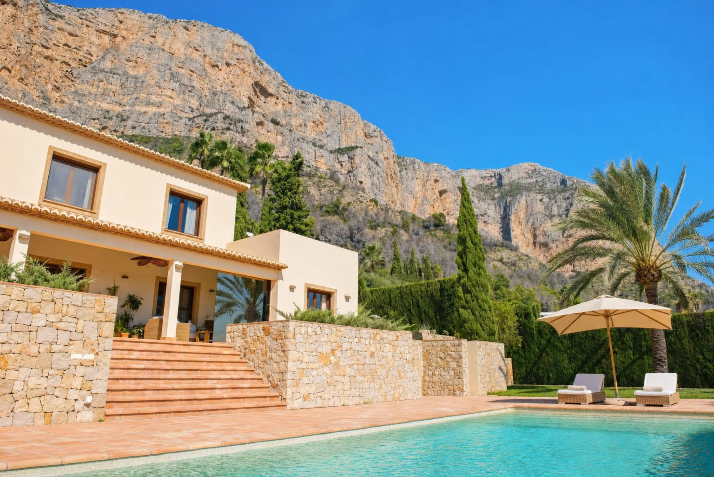 Élégante villa à vendre à Jávea, au pied du Montgó, avec vues spectaculaires