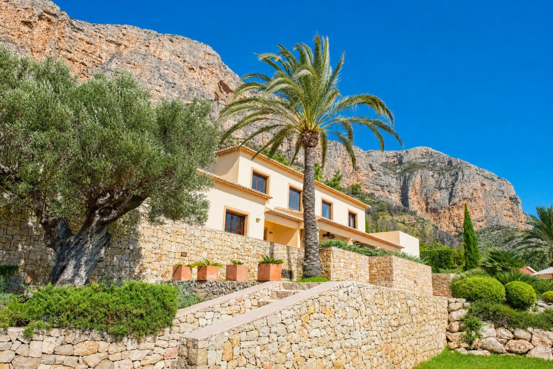 Élégante villa à vendre à Jávea, au pied du Montgó, avec vues spectaculaires