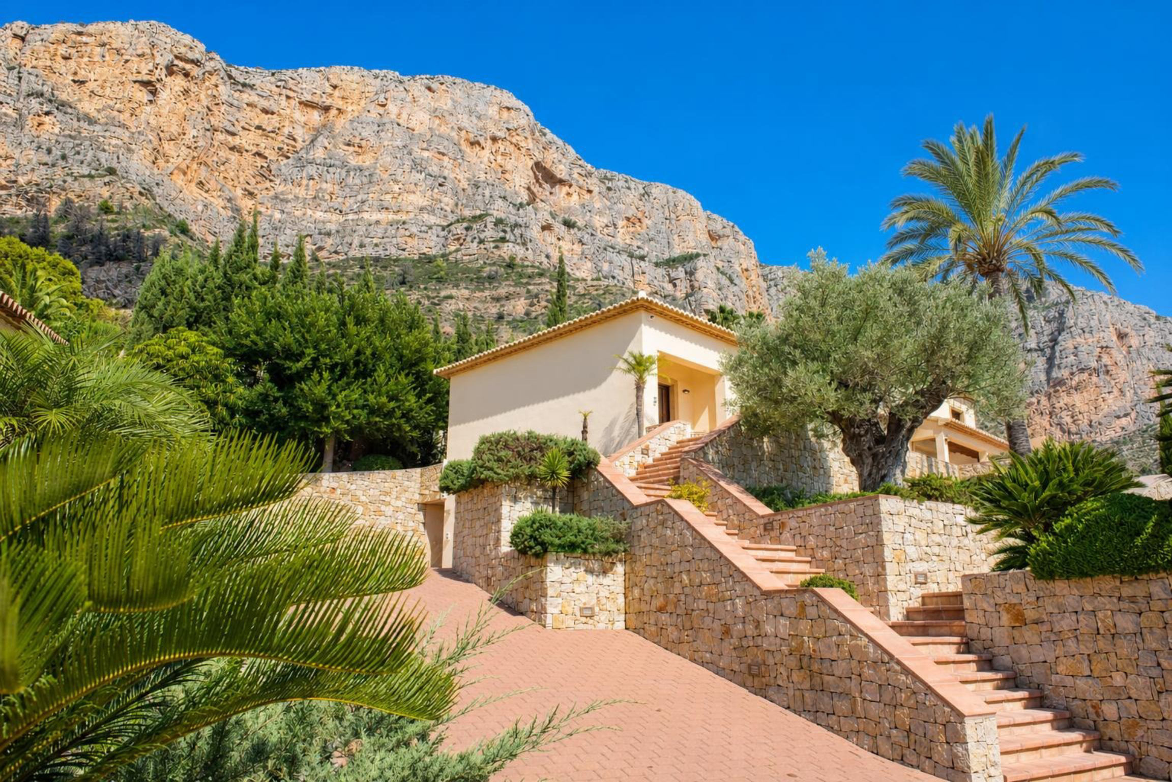 Élégante villa à vendre à Jávea, au pied du Montgó, avec vues spectaculaires