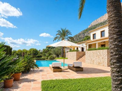 Élégante villa à vendre à Jávea, au pied du Montgó, avec vues spectaculaires