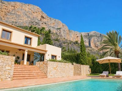 Élégante villa à vendre à Jávea, au pied du Montgó, avec vues spectaculaires