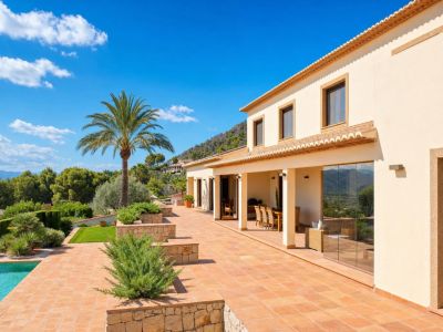 Élégante villa à vendre à Jávea, au pied du Montgó, avec vues spectaculaires