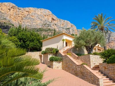 Élégante villa à vendre à Jávea, au pied du Montgó, avec vues spectaculaires