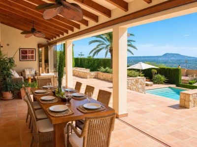 Élégante villa à vendre à Jávea, au pied du Montgó, avec vues spectaculaires