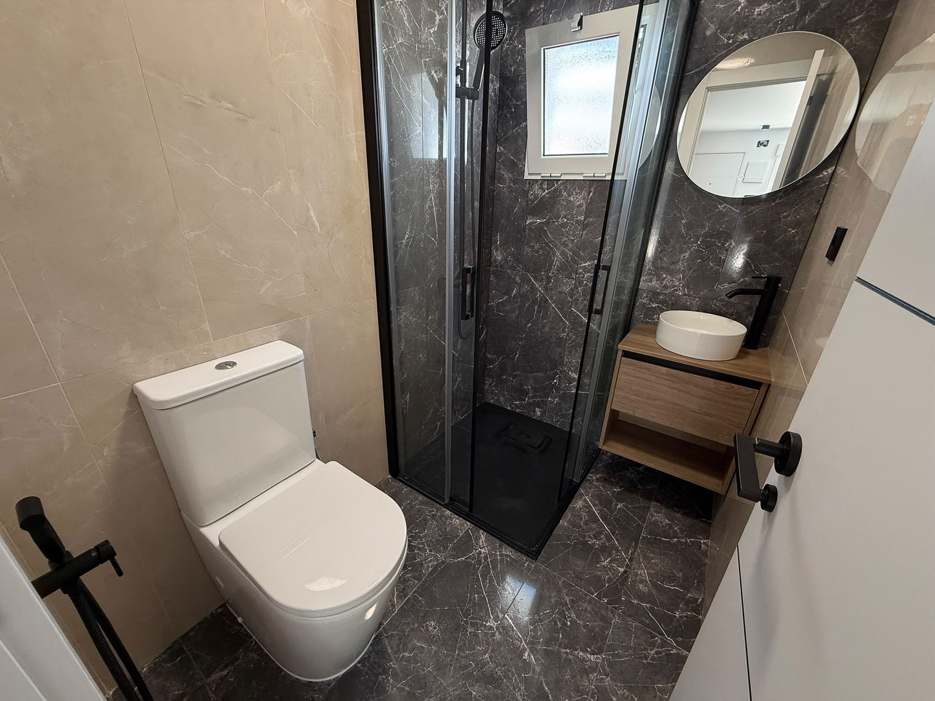 Salle de bains avec douche