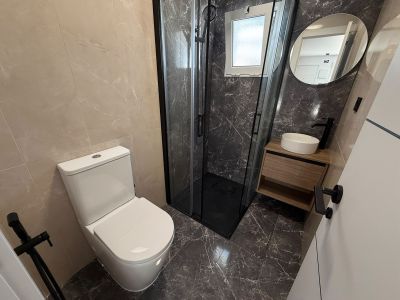 Salle de bains avec douche