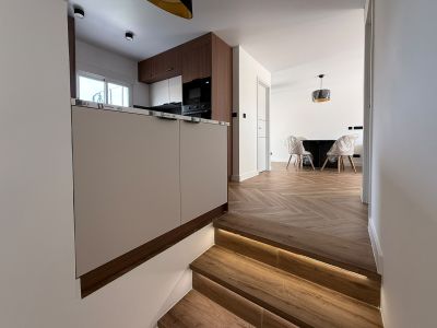 Escalier vers cuisine et salle à manger