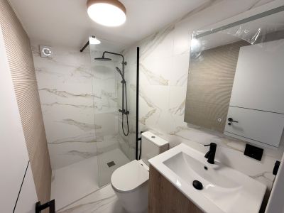 Salle de bains avec douche