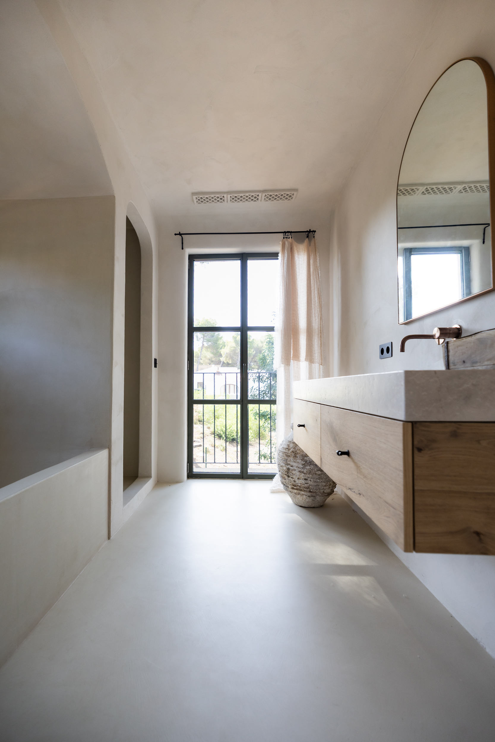 Salle de bains avec balcon