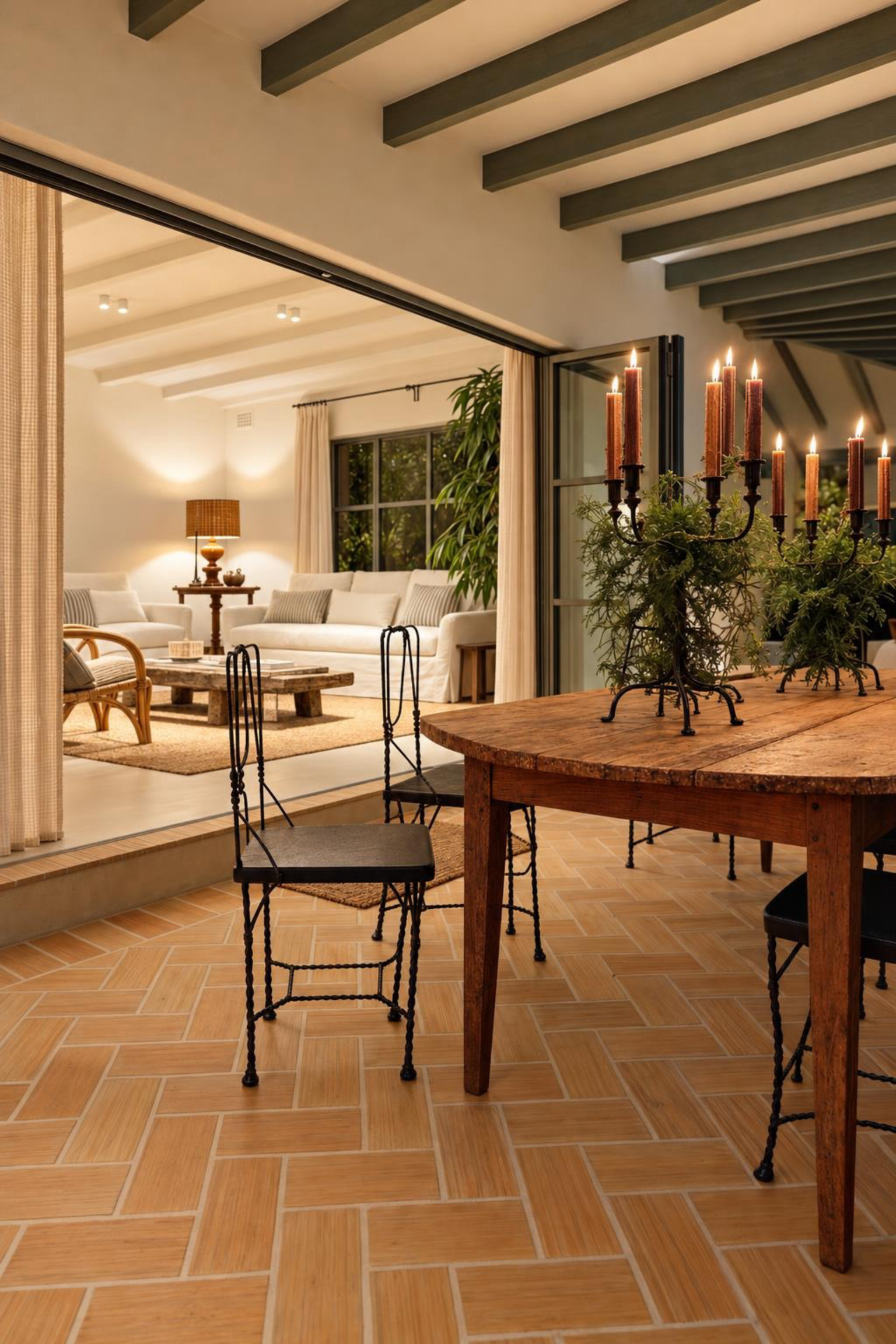 Terrasse couverte et salon