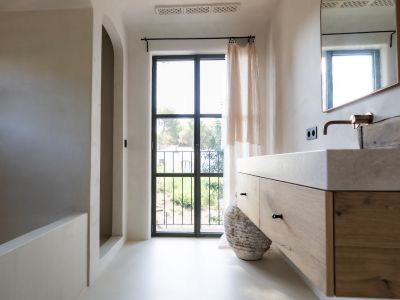 Salle de bains avec balcon