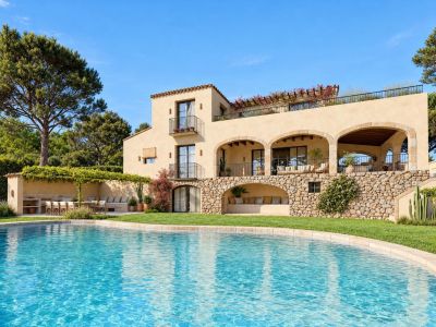 Extérieur avec piscine et jardin