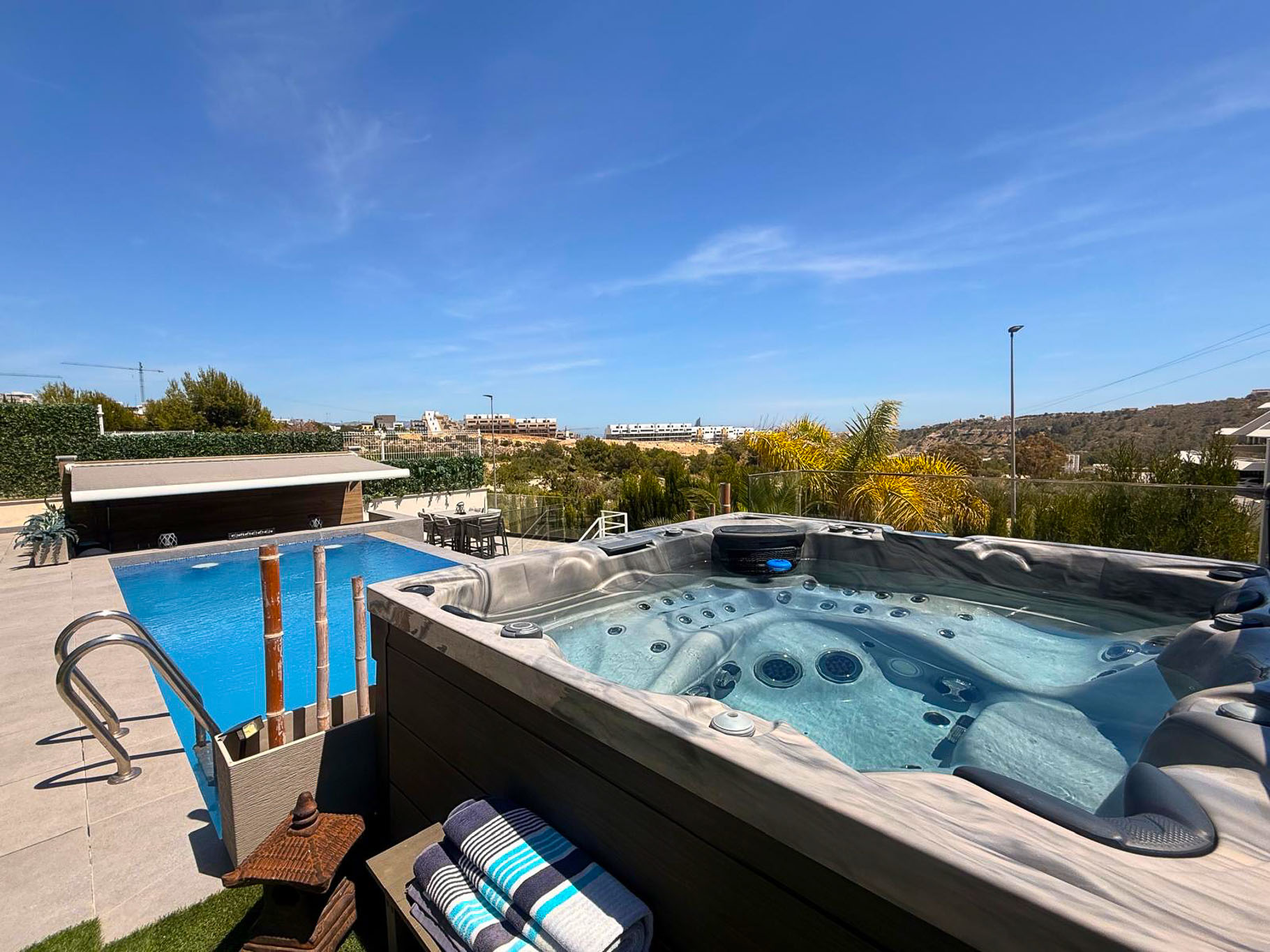 Terrasse avec jacuzzi et piscine