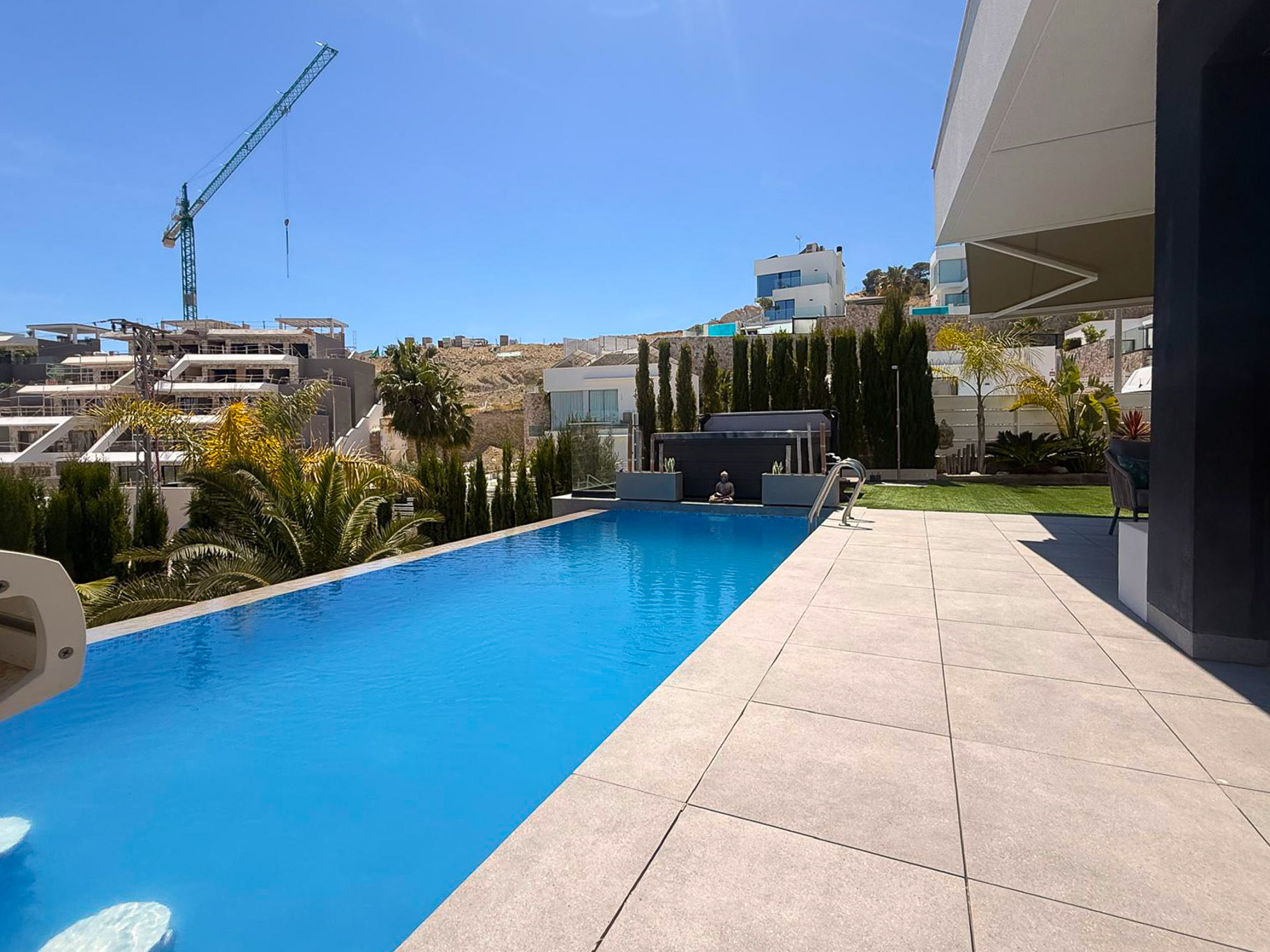 Piscine à débordement et terrasse