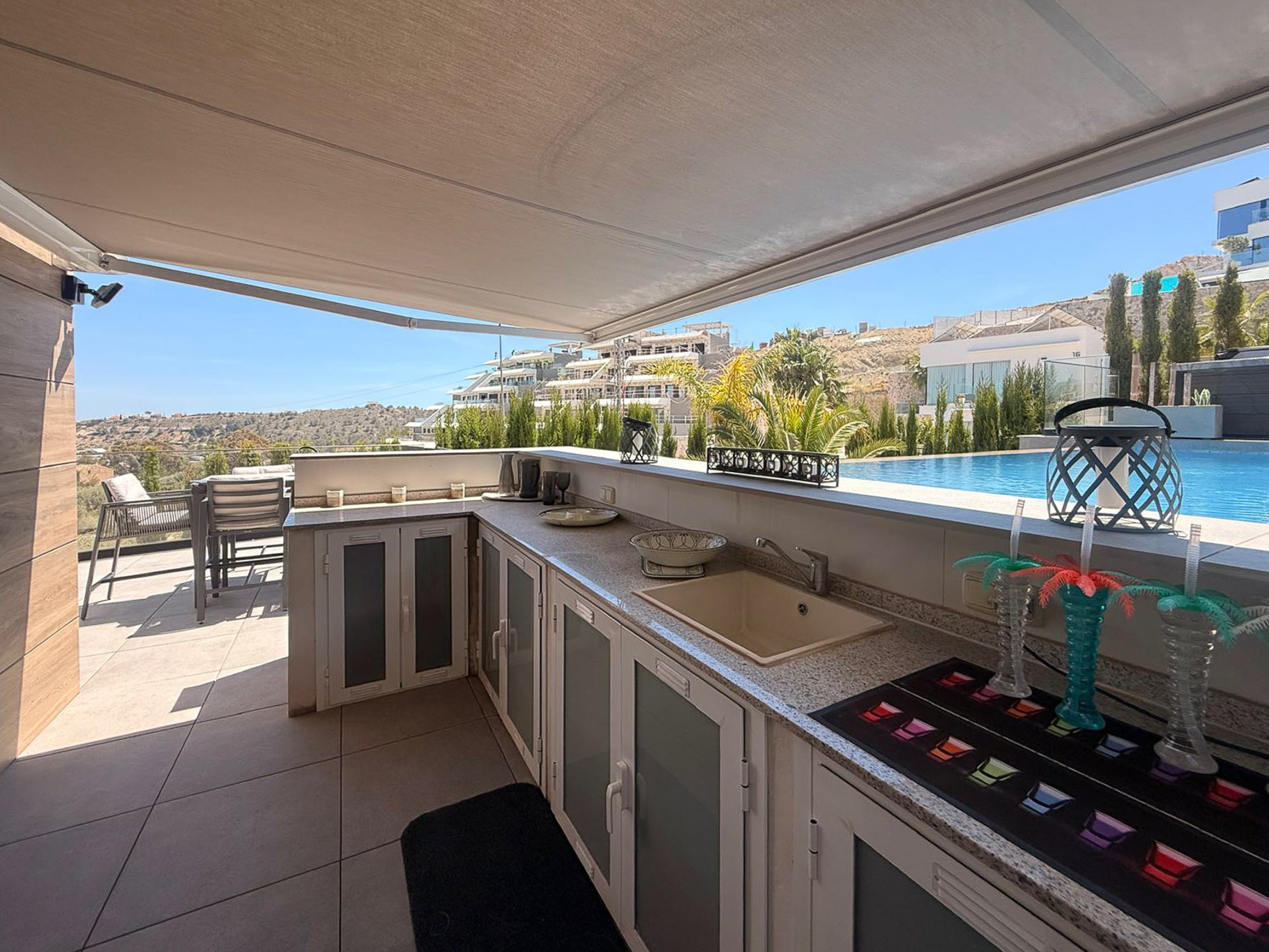 Cuisine extérieure sur la terrasse