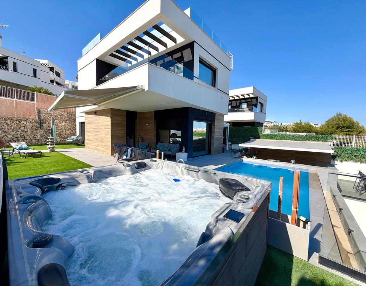 Terrasse avec jacuzzi et piscine