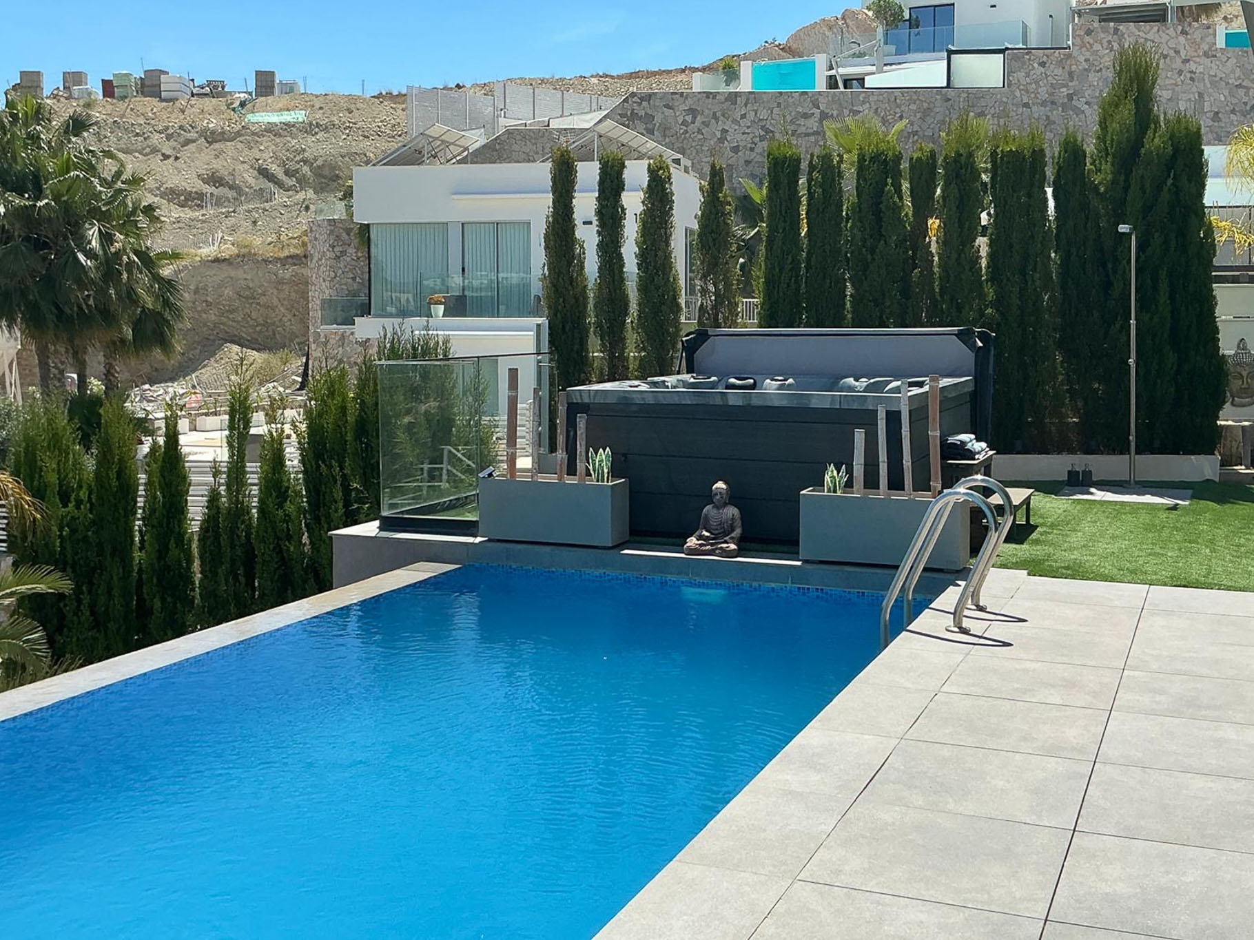 Piscine et jacuzzi extérieur